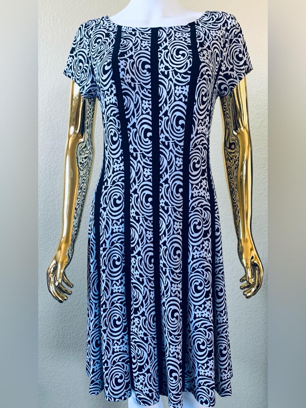 Connected Apparel dress black white pattern seaming a line sz 8 beautiful drape